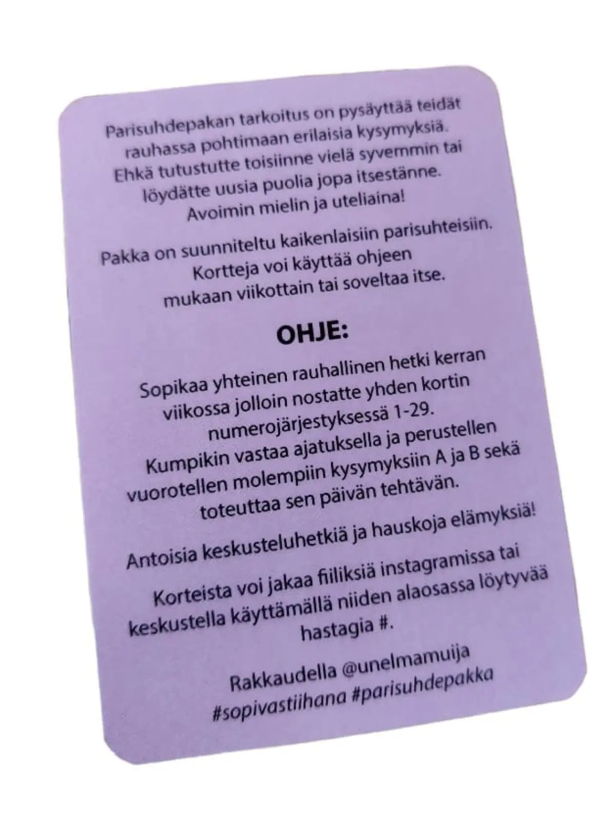 Pariskunta viettämässä yhteistä aikaa Unelmamuijan korttien äärellä